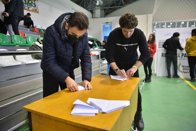 Kağıt uçakların pilotları yarıştı