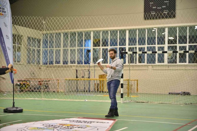 Kağıt uçakların pilotları yarıştı