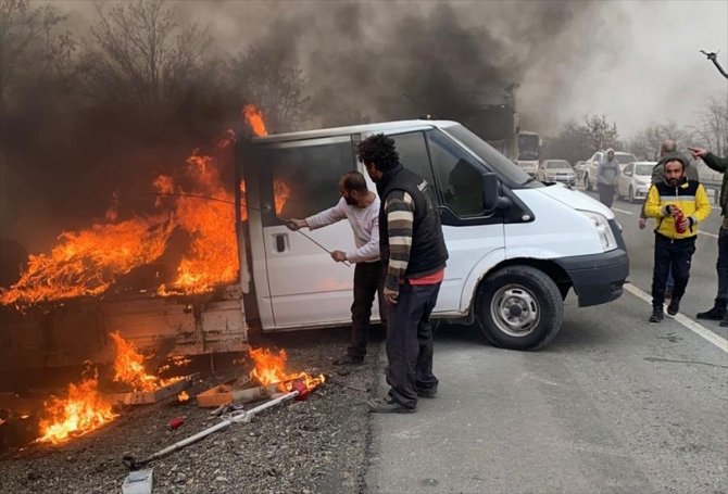 Konya'da seyir halindeki kamyonetin kasasında yangın çıktı