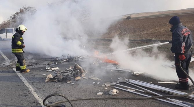 Konya'da seyir halindeki kamyonetin kasasında yangın çıktı