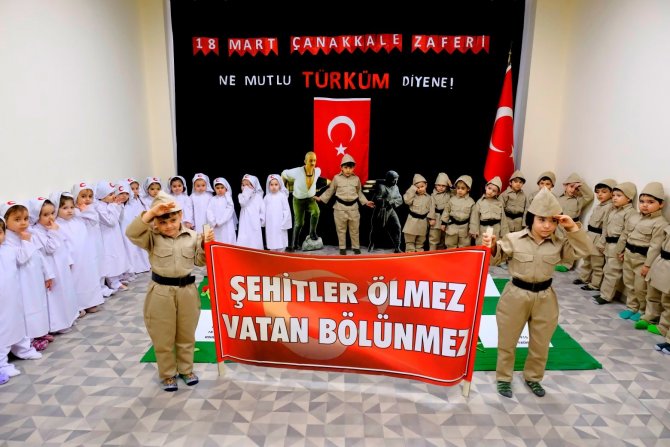 Minik öğrencilerden duygulandıran Çanakkale Zaferi canlandırması