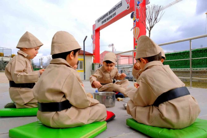 Minik öğrencilerden duygulandıran Çanakkale Zaferi canlandırması