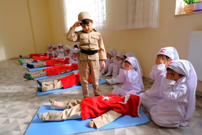 Minik öğrencilerden duygulandıran Çanakkale Zaferi canlandırması