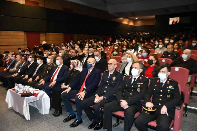 Öğrencilerin Çanakkale gösterisi beğeni topladı