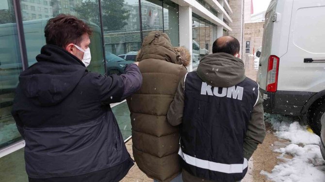 Otobüsteki yolcunun sırt çantasından 6 tabanca ele geçti