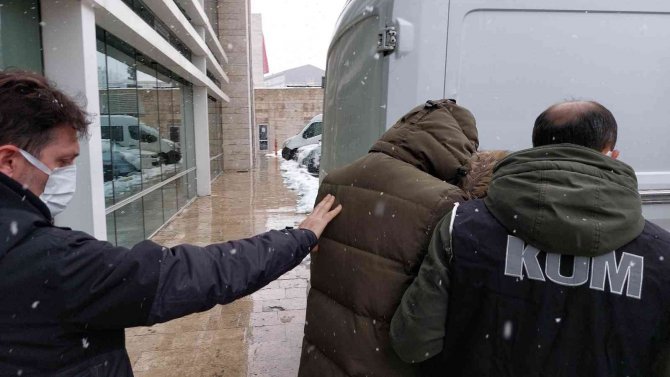 Otobüsteki yolcunun sırt çantasından 6 tabanca ele geçti
