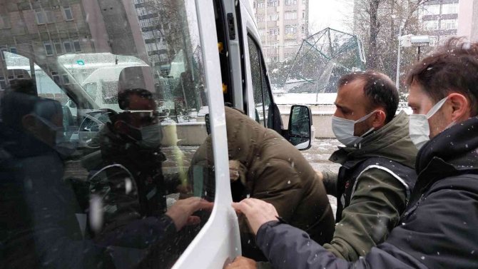 Otobüsteki yolcunun sırt çantasından 6 tabanca ele geçti