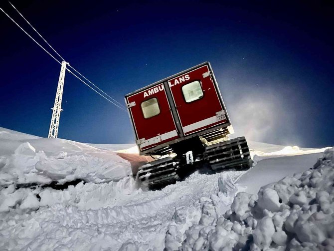 Sağlık ekipleri 65 yaşındaki hasta için seferber oldu