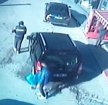 Telefonunu çalan hırsızı 2 saniye ile kaçırdı