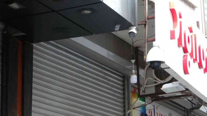 Ticari taksi ile 1 dakikada klima çalan hırsızlar güvenlik kamerasına takıldı