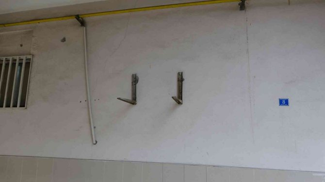 Ticari taksi ile 1 dakikada klima çalan hırsızlar güvenlik kamerasına takıldı