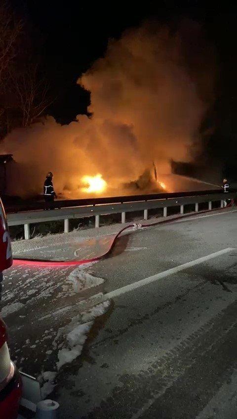 Tır alev alev yandı