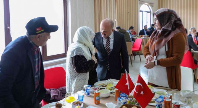 Vali Varol, şehit aileleri ve gaziler onuruna yemek verdi