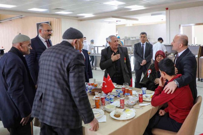 Vali Varol, şehit aileleri ve gaziler onuruna yemek verdi