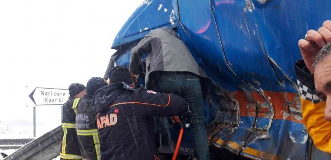 Bitlis’te kargo kamyonu ile tır çarpıştı: 1 ağır yaralı