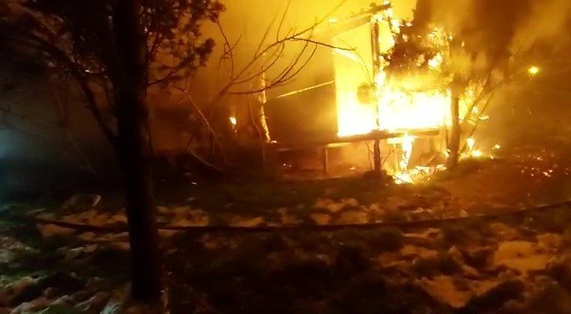 Hayvanların bulunduğu ahır alev alev yandı