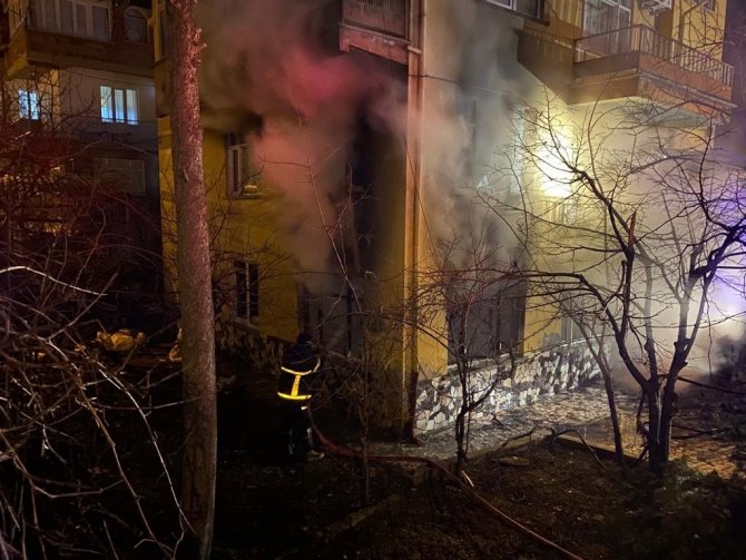 Isparta’da 3 katlı müstakil evde yangın paniği