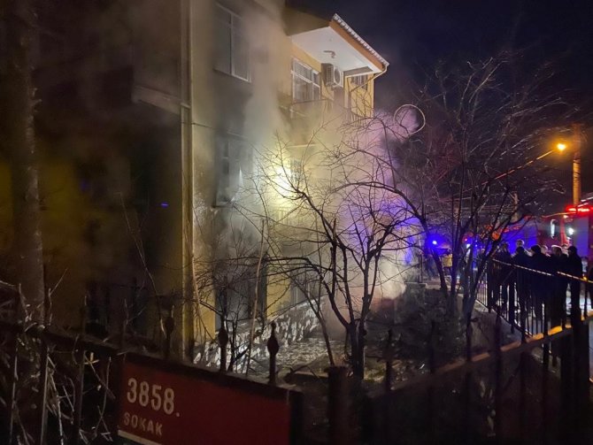 Isparta’da 3 katlı müstakil evde yangın paniği