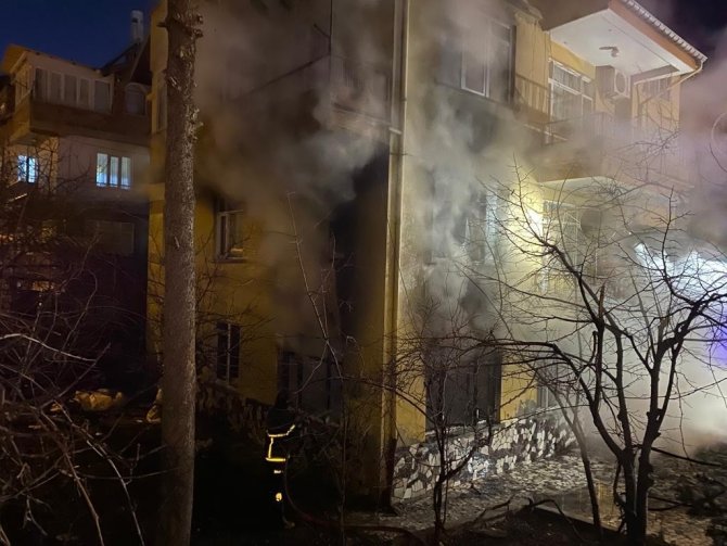 Isparta’da 3 katlı müstakil evde yangın paniği