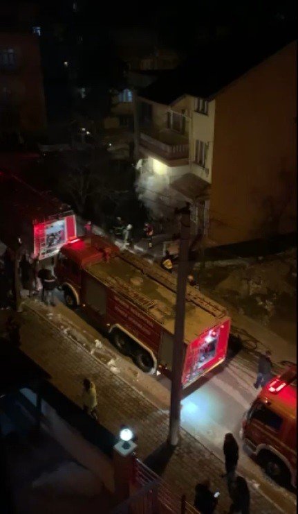 Isparta’da 3 katlı müstakil evde yangın paniği
