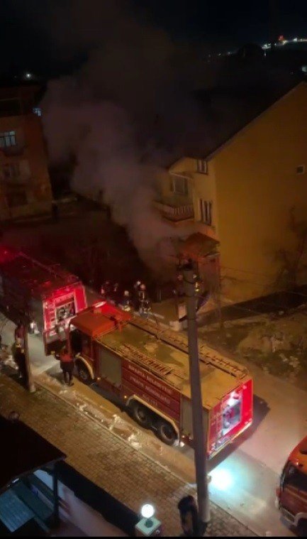 Isparta’da 3 katlı müstakil evde yangın paniği