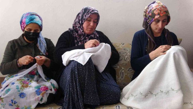 Köyünde açtığı kursla çeyizlik ürünler üretiyor