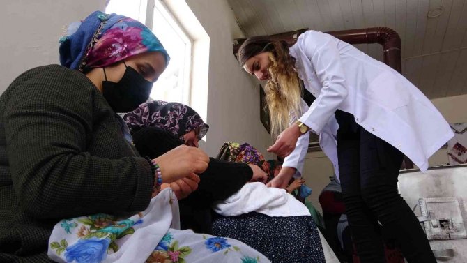 Köyünde açtığı kursla çeyizlik ürünler üretiyor