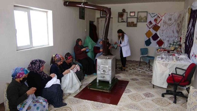 Köyünde açtığı kursla çeyizlik ürünler üretiyor