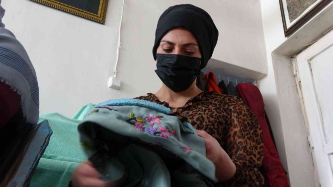 Köyünde açtığı kursla çeyizlik ürünler üretiyor