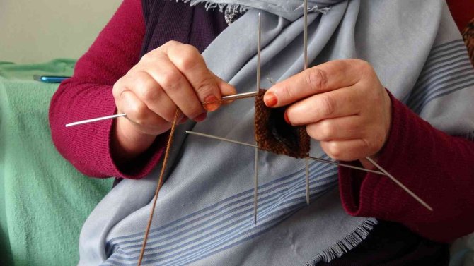 Köyünde açtığı kursla çeyizlik ürünler üretiyor