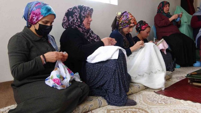 Köyünde açtığı kursla çeyizlik ürünler üretiyor