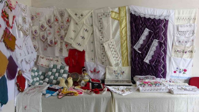 Köyünde açtığı kursla çeyizlik ürünler üretiyor