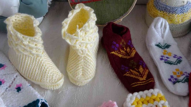 Köyünde açtığı kursla çeyizlik ürünler üretiyor