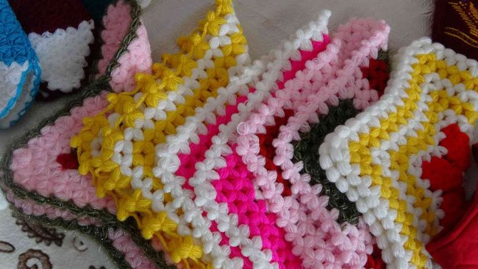 Köyünde açtığı kursla çeyizlik ürünler üretiyor