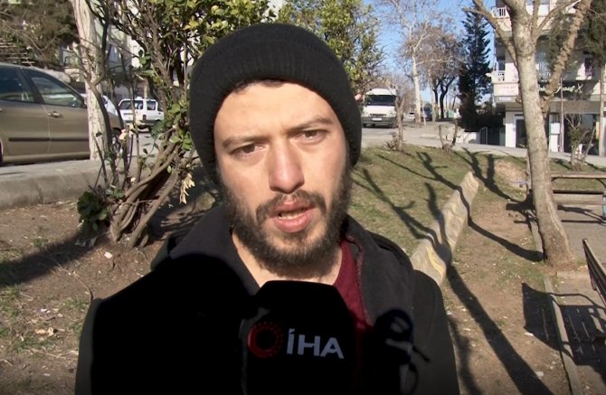 Piknik yapan ailenin çantasını çalıp motosikletle kaçtılar