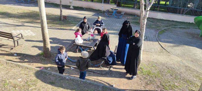 Piknik yapan ailenin çantasını çalıp motosikletle kaçtılar