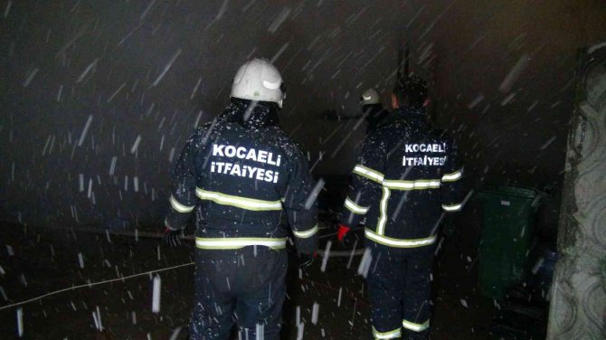 Şantiye bekçisinin kaldığı kulübe alevlere teslim oldu