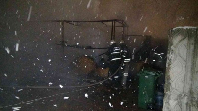 Şantiye bekçisinin kaldığı kulübe alevlere teslim oldu