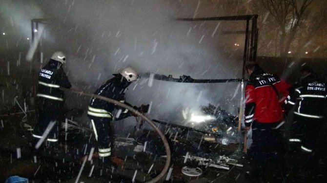 Şantiye bekçisinin kaldığı kulübe alevlere teslim oldu