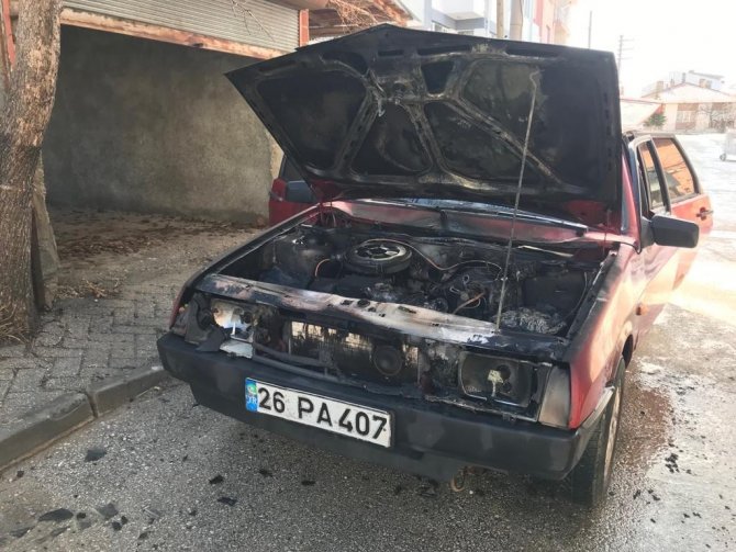 Seyir halindeyken alev alan otomobilde maddi hasar meydana geldi