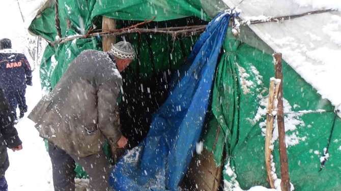 Yoğun kar yağışı nedeniyle ahır çöktü, 6 hayvan telef oldu