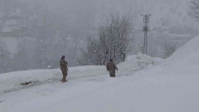 Yoğun kar yağışı nedeniyle ahır çöktü, 6 hayvan telef oldu