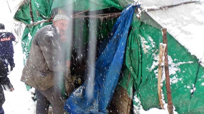 Yoğun kar yağışı nedeniyle ahır çöktü, 6 hayvan telef oldu