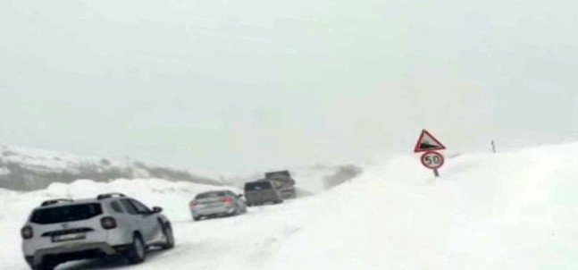 Yoldan çıkan kamyon ulaşımı aksattı