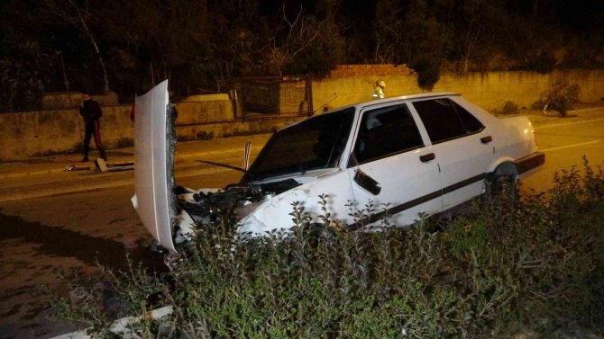 Alkollü sürücü otomobiliyle refüje çıktı: 2 yaralı