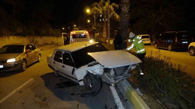 Alkollü sürücü otomobiliyle refüje çıktı: 2 yaralı