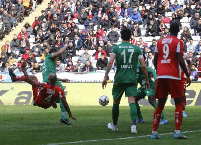 Antalyaspor evinde galip