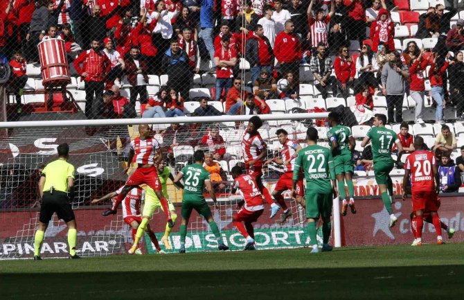 Antalyaspor evinde galip