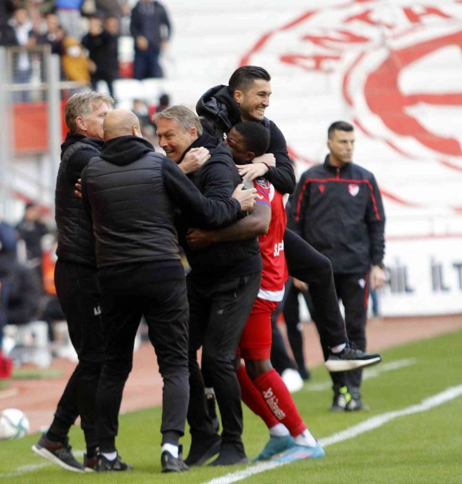 Antalyaspor evinde galip