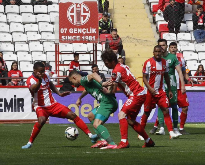 Antalyaspor evinde galip